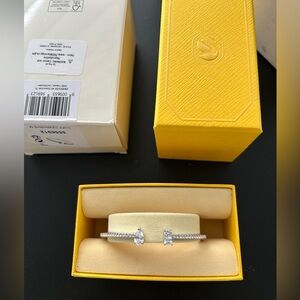Swarski NWT & Box Mesmera Attract cuff
Mixed cuts, White, Rhodium plated